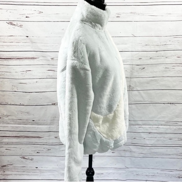 An oversized Swoosh logo meets luxe faux fur Sherpa in a wear-anywhere jacket - Picture 5 of 9